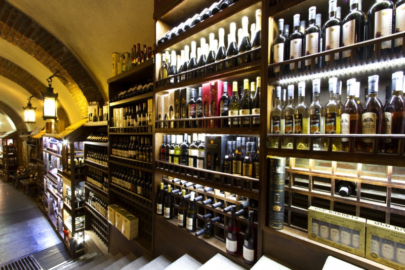 bar-RAMATUELLE-min_world_street_travel_shop_canon_georgia_wine_bottles-429767